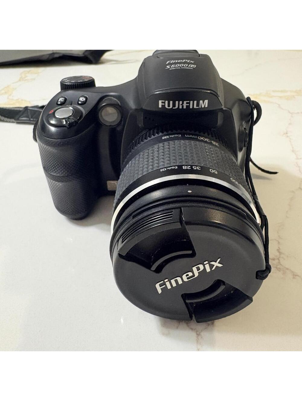 Fujifilm FinePix S6000fd Digital Camera 10.7x Zoom with Strap, Case and xD Card